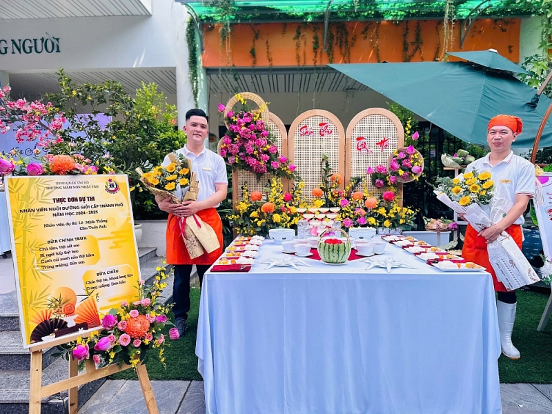 Bữa ăn bán trú an toàn từ nguồn đến bàn ở Tây Hồ