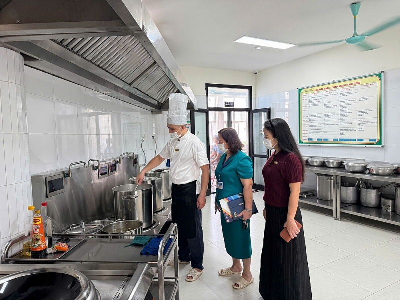 Bữa ăn bán trú an toàn từ nguồn đến bàn ở Tây Hồ