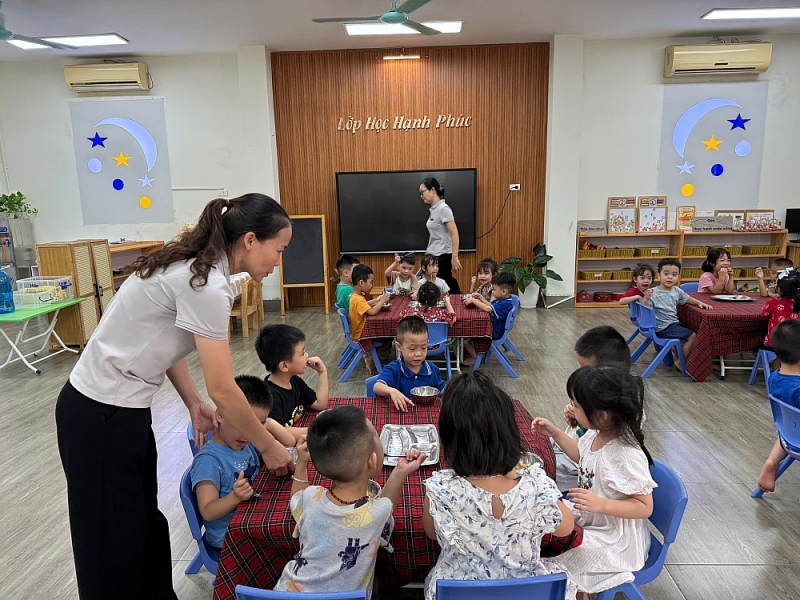 Bữa ăn bán trú an toàn từ nguồn đến bàn ở Tây Hồ