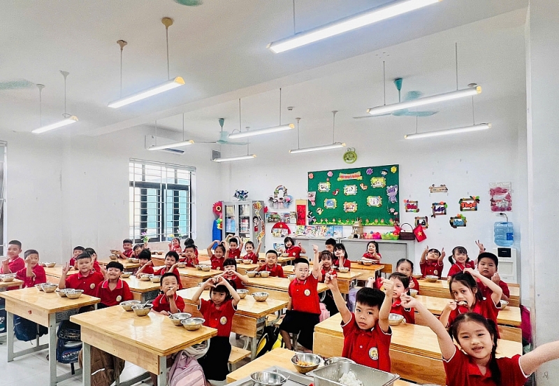 Bữa ăn bán trú an toàn từ nguồn đến bàn ở Tây Hồ