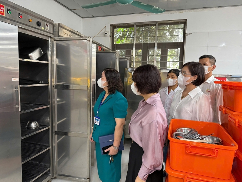 Bữa ăn bán trú an toàn từ nguồn đến bàn ở Tây Hồ