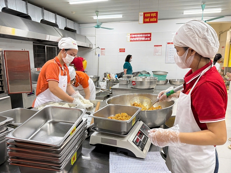 Bữa ăn bán trú an toàn từ nguồn đến bàn ở Tây Hồ