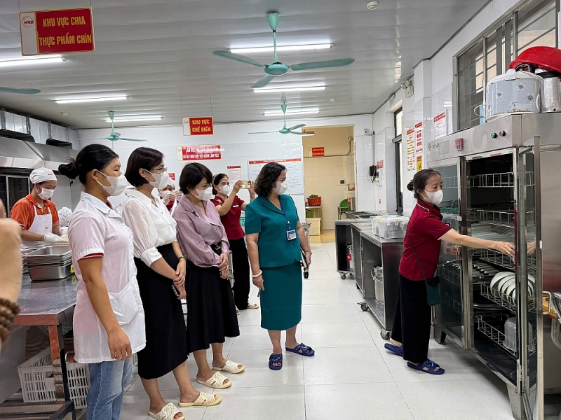 Bữa ăn bán trú an toàn từ nguồn đến bàn ở Tây Hồ