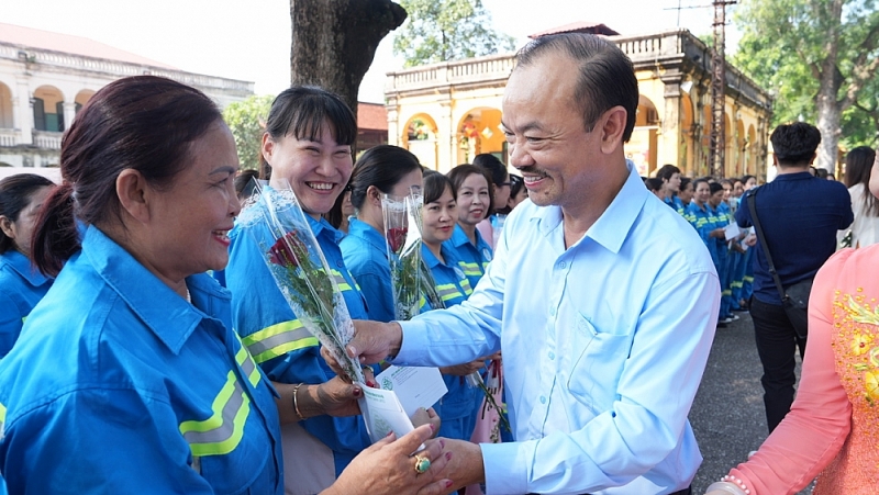 Hoa về trên phố – Hành trình tri ân và lan tỏa yêu thương Hoa về trên phố – Hành trình tri ân và lan tỏa yêu thương