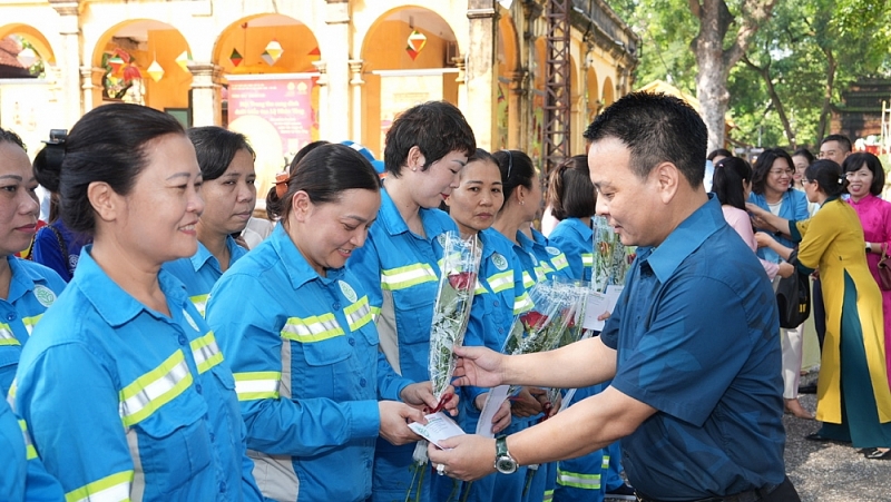 Hoa về trên phố – Hành trình tri ân và lan tỏa yêu thương Hoa về trên phố – Hành trình tri ân và lan tỏa yêu thương