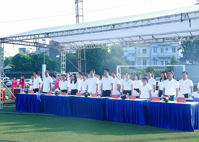 Các đại biểu thực hiện nghi thức chào cờ