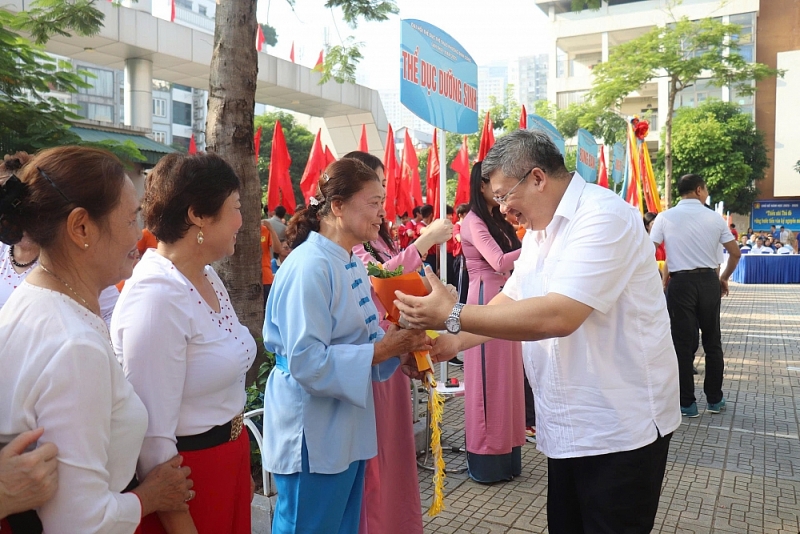 Đồng chí Nguyễn Quang Trung giữ chức Bí thư Đảng ủy phường tặng hoa và cờ lưu niệm cho các khối tham gia