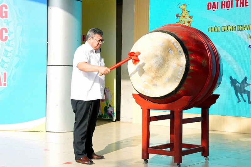 Đồng chí Nguyễn Quang Trung giữ chức Bí thư Đảng ủy phường đánh trống khai mạc đại hội