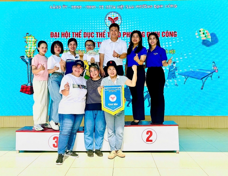 Khối văn phòng UBND phường đoạt giải Nhất môn kéo co