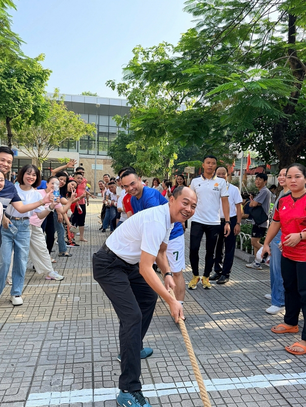 Lãnh đạo phường hưởng ứng tham gia môn kéo co
