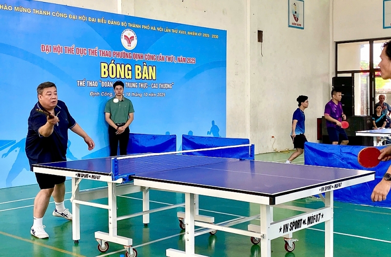 Lãnh đạo phường tham gia thi đấu môn bóng bàn