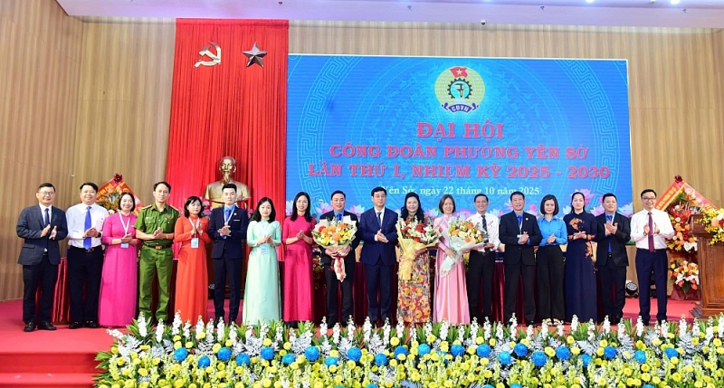 Các đại biểu tặng hoa chúc mừng Ban Chấp hành Công đoàn phường Yên Sở khoá mới