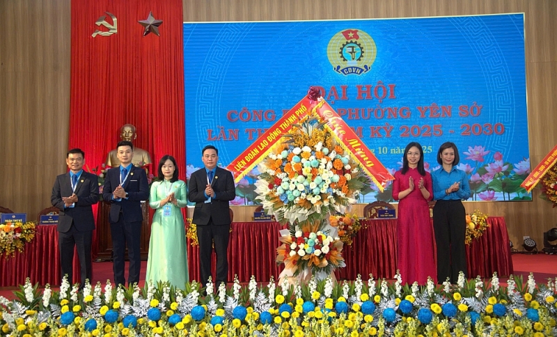 Đại diện Liên đoàn Lao động TP tặng hoa chúc mừng đại hội