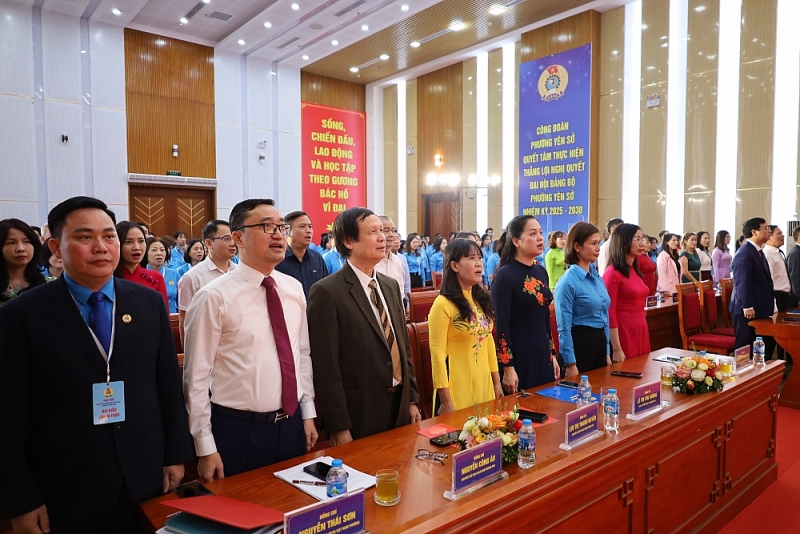 Các đại biểu thực hiện nghi thức chào cờ