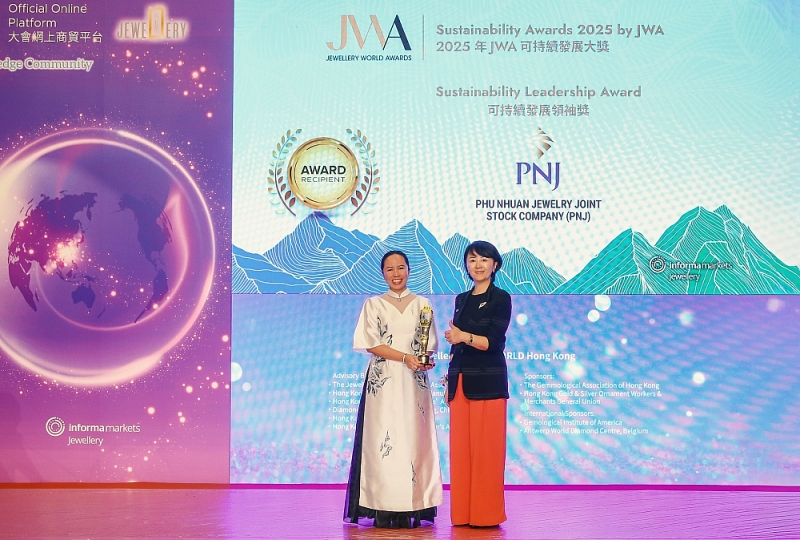 Bà Trần Phương Ngọc Thảo, Phó chủ tịch HĐQT PNJ nhận chứng nhận từ đại diện ban tổ chức (Ảnh: Tuấn Vũ) Bà Trần Phương Ngọc Thảo, Phó chủ tịch HĐQT PNJ nhận chứng nhận từ đại diện ban tổ chức (Ảnh: Tuấn Vũ)