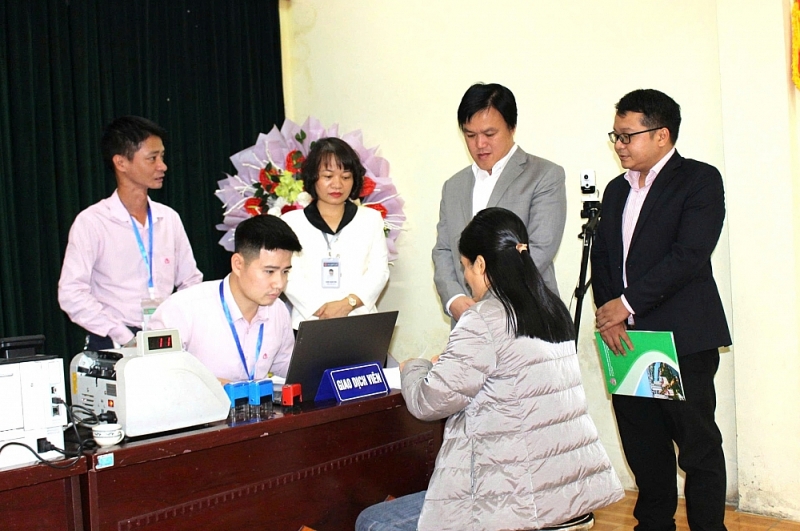 Lãnh đạo phường Yên Sở tham dự phiên giao dịch giải ngân món vay. Ảnh: YS Lãnh đạo phường Yên Sở tham dự phiên giao dịch giải ngân món vay. Ảnh: YS