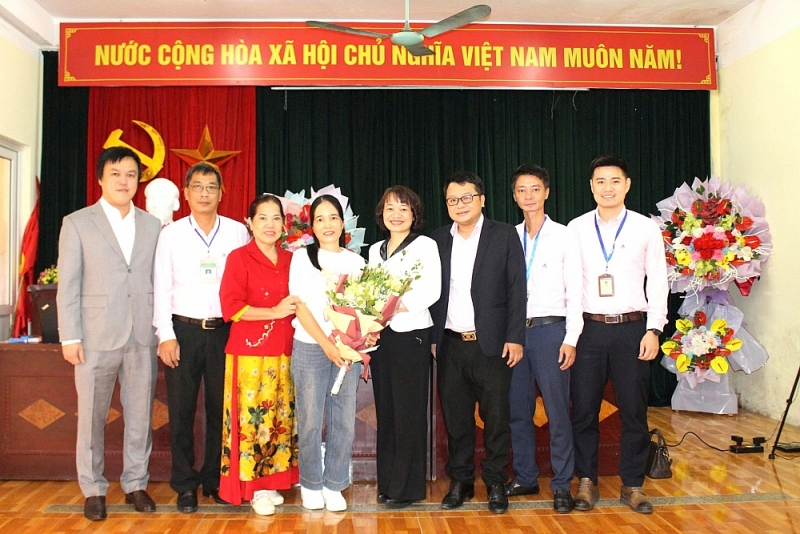 Lãnh đạo phường Yên Sở và lãnh đạo Ngân hàng Chính sách xã hội Hoàng Mai tặng hoa chúc mừng đại diện gia đình sinh viên Nguyễn Đức Lộc. Ảnh: YS Lãnh đạo phường Yên Sở và lãnh đạo Ngân hàng Chính sách xã hội Hoàng Mai tặng hoa chúc mừng đại diện gia đình sinh viên Nguyễn Đức Lộc. Ảnh: YS