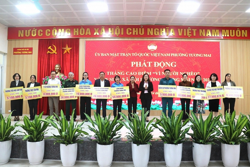 Phường tiếp nhận ủng hộ trực tiếp tại buổi lễ