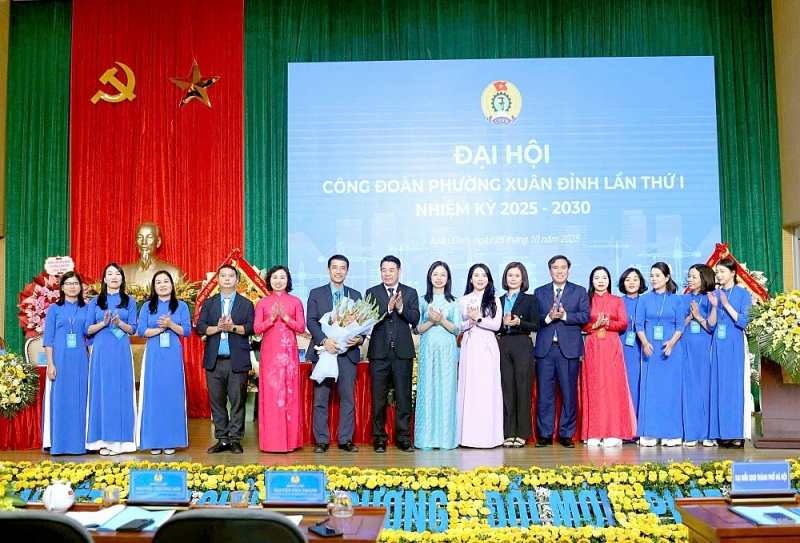 LĐLĐ TP và lãnh đạo phường chúc mừng Ban Chấp hành công đoàn phường khoá mới