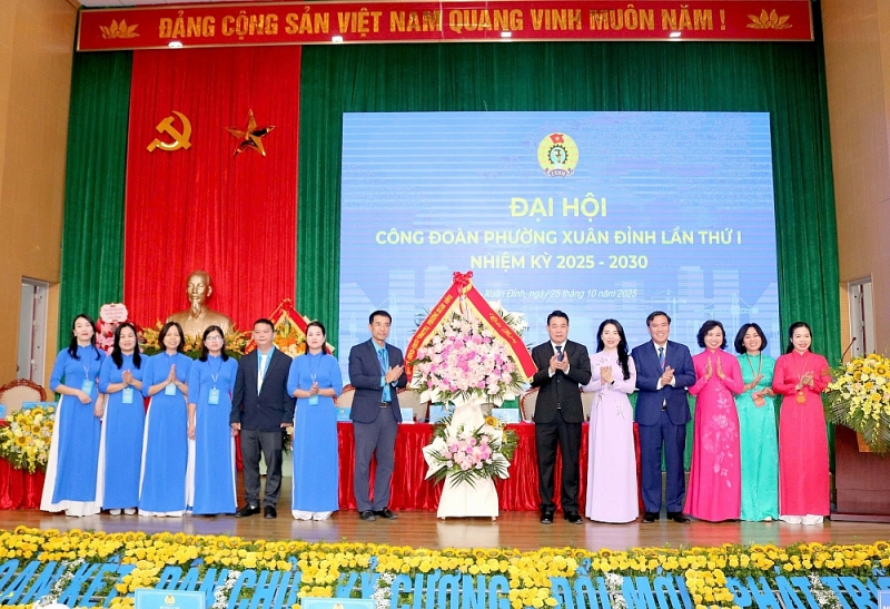 Lãnh đạo phường tặng hoa chúc mừng đại hội