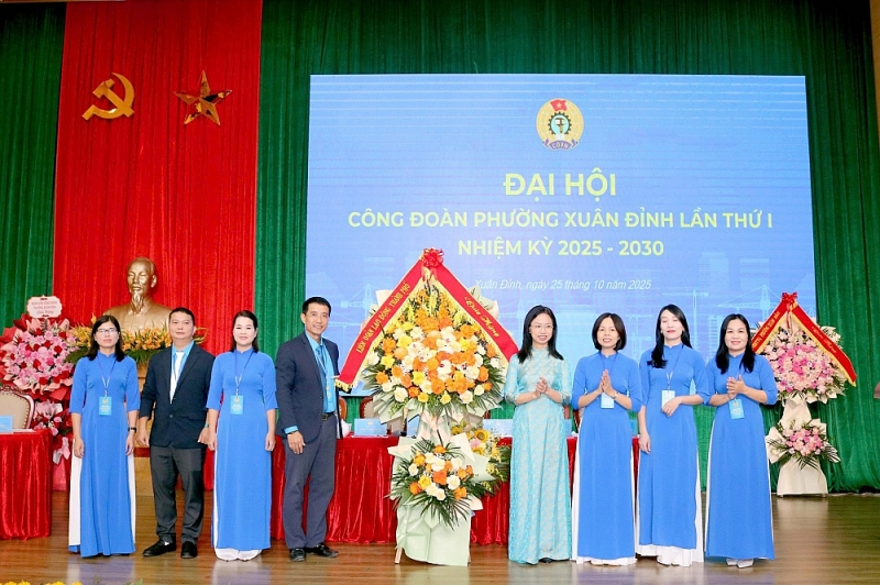 LĐLĐ TP Hà Nội tặng hoa chúc mừng đại hội