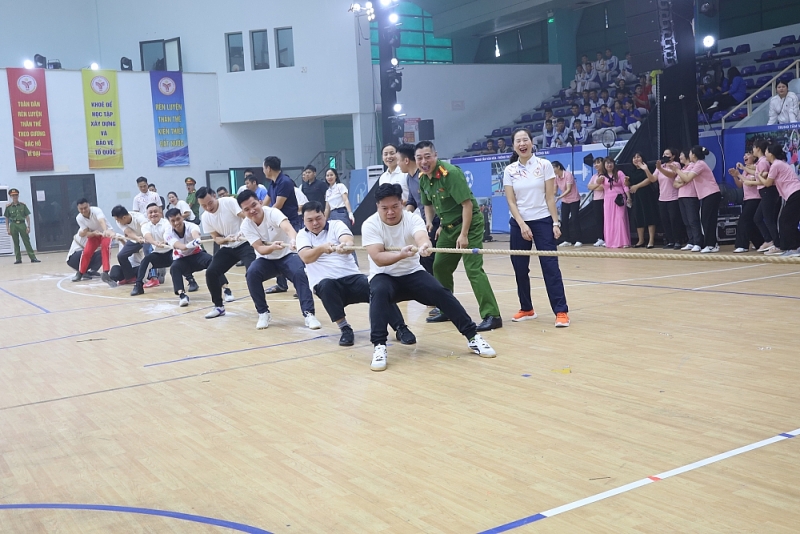 Tương Mai bừng sáng ngọn lửa thể thao 2025