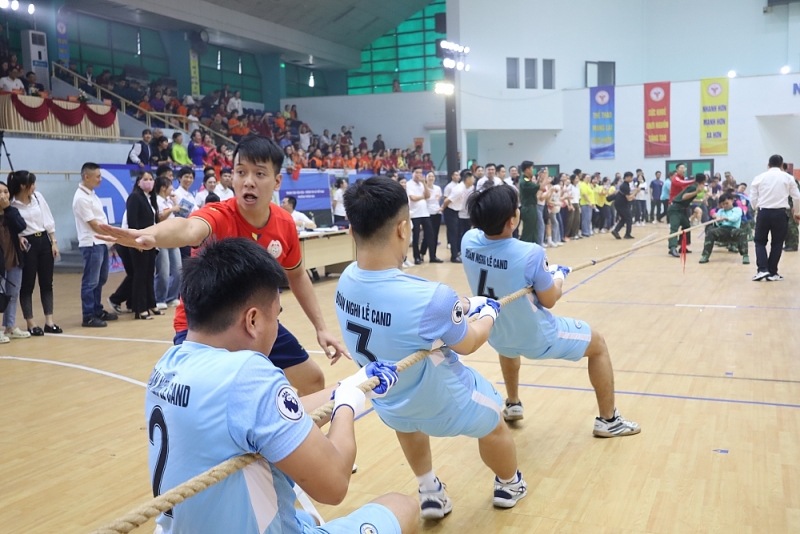 Tương Mai bừng sáng ngọn lửa thể thao 2025