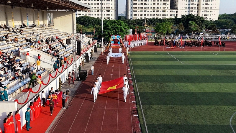 Các khối vận động viên diễu hành qua khán đài