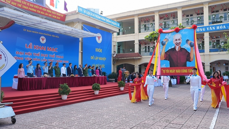 Rước ảnh Bác qua lễ đài