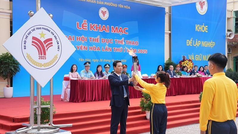 Bí thư Đảng uỷ, Chủ tịch HĐND phường Yên Hoà Nguyễn Quốc Khánh thực hiện nghi thức châm đuốc tại Đại hội.