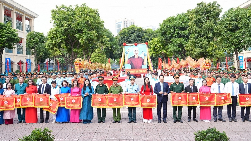 Lãnh đạo phường Yên Hoà tặng cờ, chụp ảnh lưu niệm với các đoàn tham gia Đại hội.