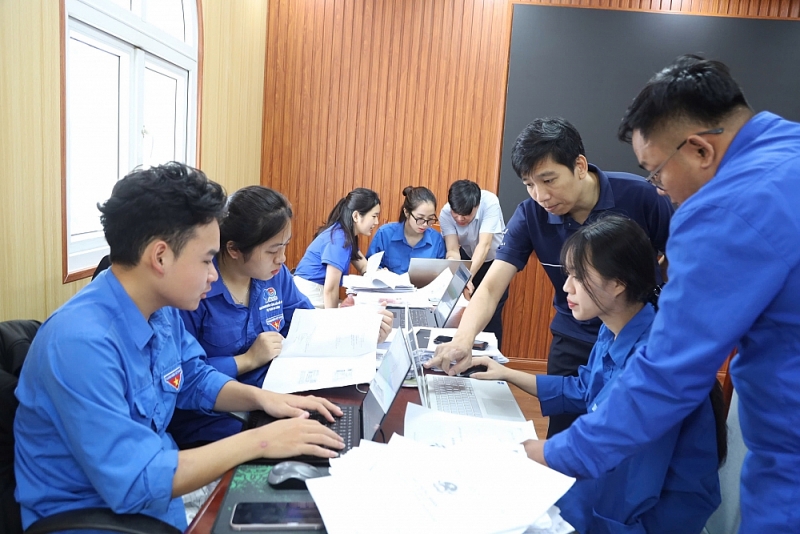 Không khí làm việc khẩn trương, nghiêm túc Không khí làm việc khẩn trương, nghiêm túc