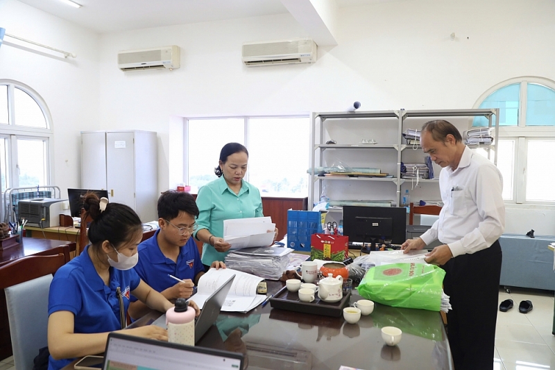 Cán bộ và thanh niên cùng vào cuộc Cán bộ và thanh niên cùng vào cuộc