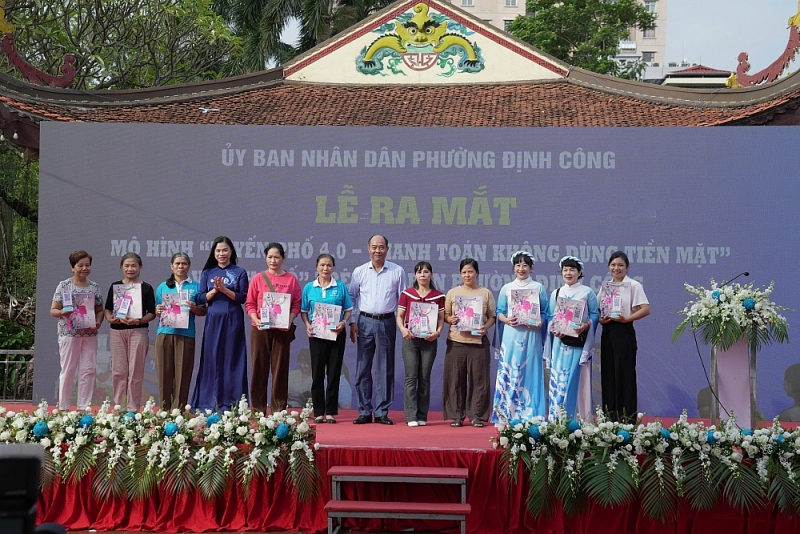 Khen thưởng các đơn vị tham gia mô hình