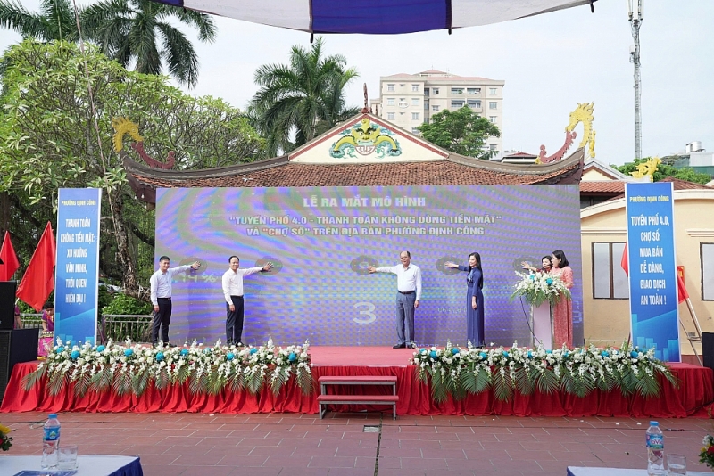 Các đại biểu thực hiện nghi thức phát động