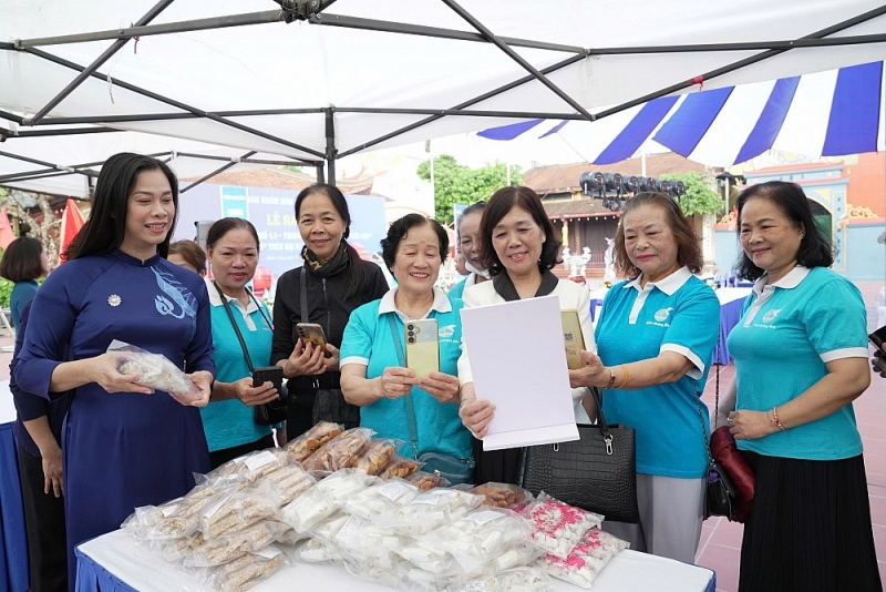 Các đại biểu trải nghiệm mua sắm không dùng tiền mặt