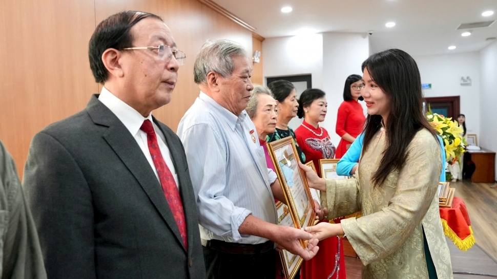 Cầu Giấy: Trao Huy hiệu Đảng cho 66 đảng viên lão thành