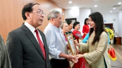 cau giay trao huy hieu dang cho 66 dang vien lao thanh