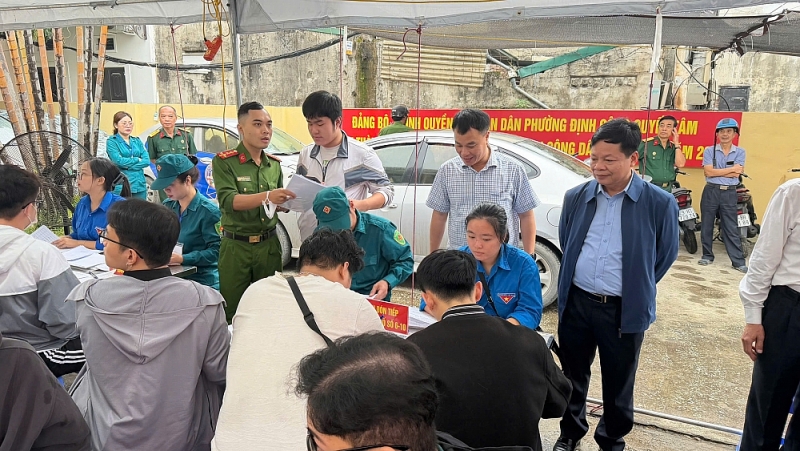 Không khí rộn ràng tại khu vực đăng ký khám tuyển