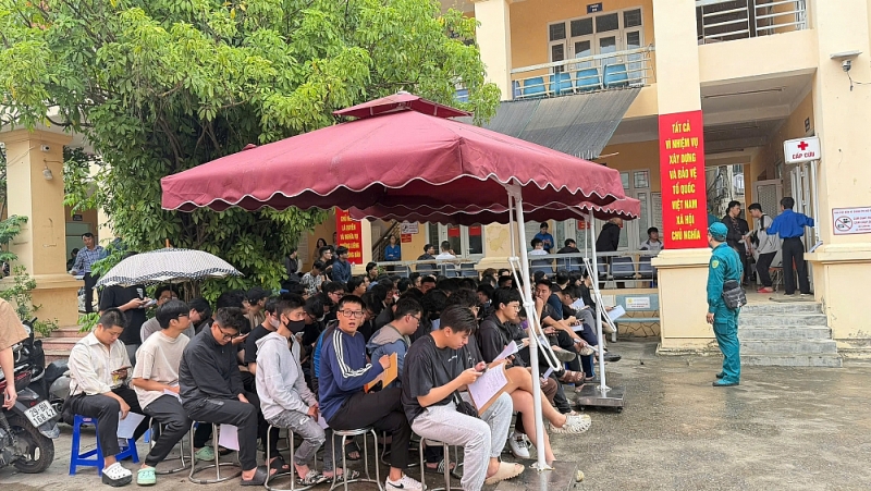 Dù trời sáng nay có mưa nặng hạt, song các thanh niên đều đến khám tuyển đúng giờ