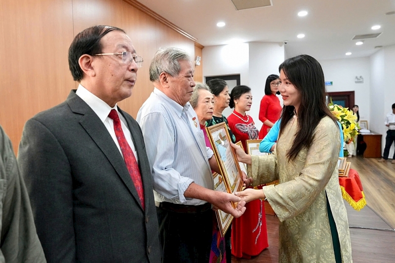 Đồng chí Lê Thị Thu Trang, Chủ tịch UBMTTQ Việt Nam phường chúc mừng các đảng viên lão thành