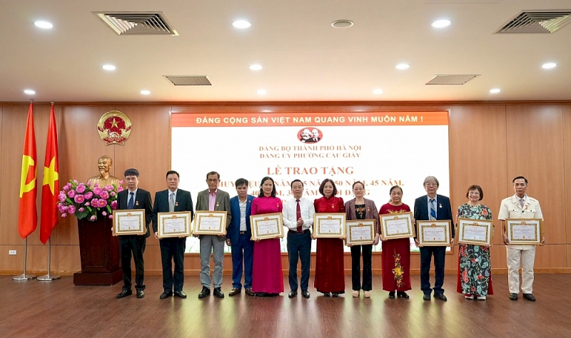 Cầu Giấy: Trao Huy hiệu Đảng cho 66 đảng viên lão thành