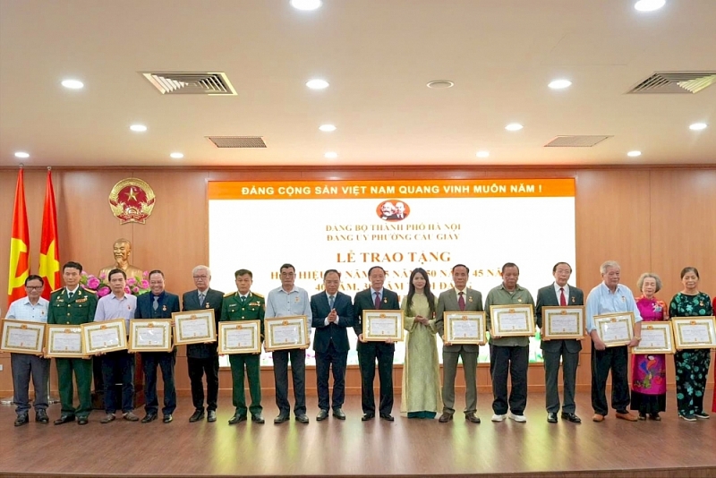 Cầu Giấy: Trao Huy hiệu Đảng cho 66 đảng viên lão thành