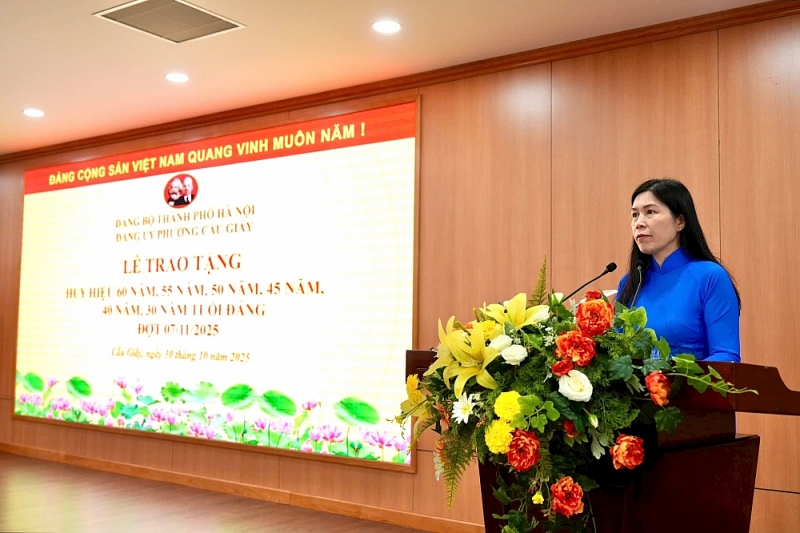 Đồng chí Trần Thị Phương Hoa, Bí thư Đảng uỷ, Chủ tịch HĐND phường Cầu Giấy phát biểu tại buổi lễ