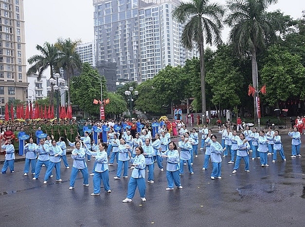 Màn đồng diễn của các cụ cao tuổi