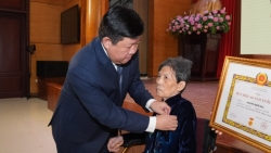 129 dang vien phuong tay ho duoc trao tang huy hieu dang