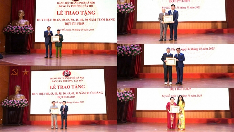 Các lãnh đạo phường Tây Hồ trao huy hiệu Đảng cho các đảng viên lão thành dịp 7/11