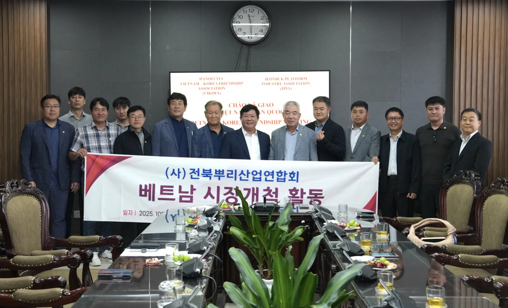 Các đại biểu chụp ảnh lưu niệm tại buổi gặp mặt. Các đại biểu chụp ảnh lưu niệm tại buổi gặp mặt.