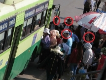 Thủ đoạn trộm cắp của tội phạm tại điểm dừng đỗ xe buýt