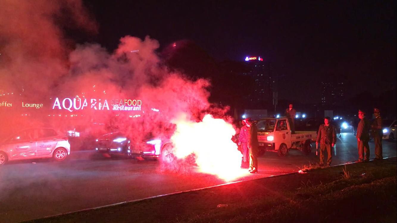 Xử phạt đối tượng đốt pháo ở sân Mỹ Đình trận Việt Nam - UAE